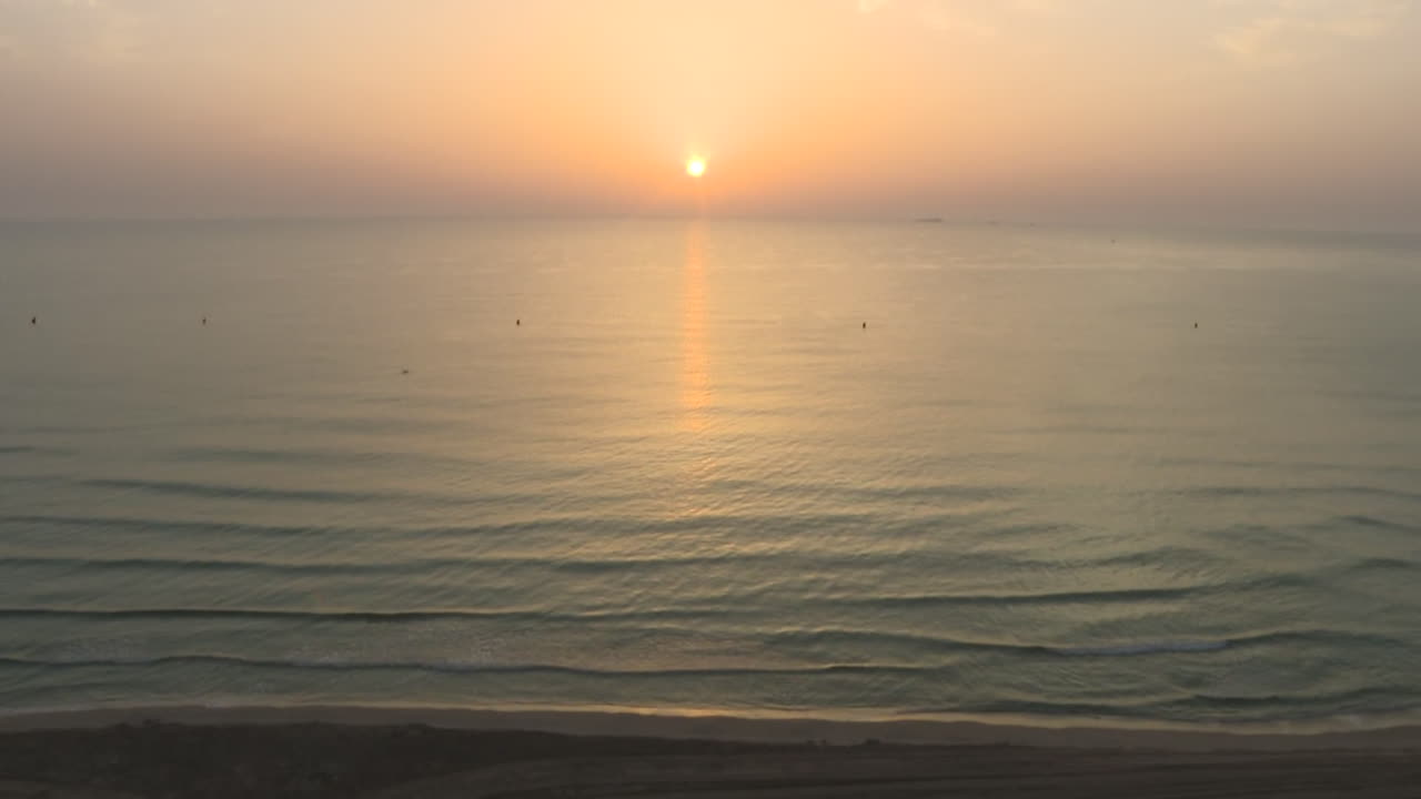 El amanecer sobre el océano