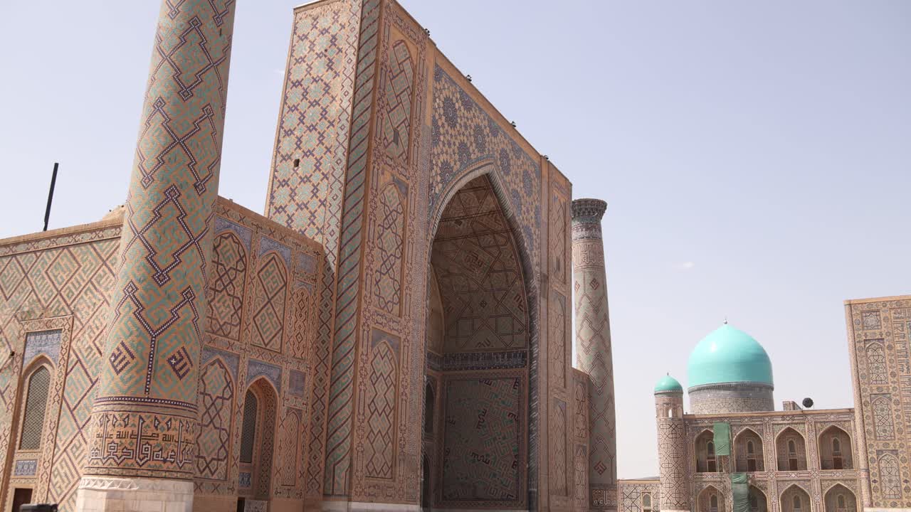 mezquita de cúpula azul brillante y madrassas en la plaza registan en samarcanda, uzbekistán a lo largo de la histórica ruta de la seda