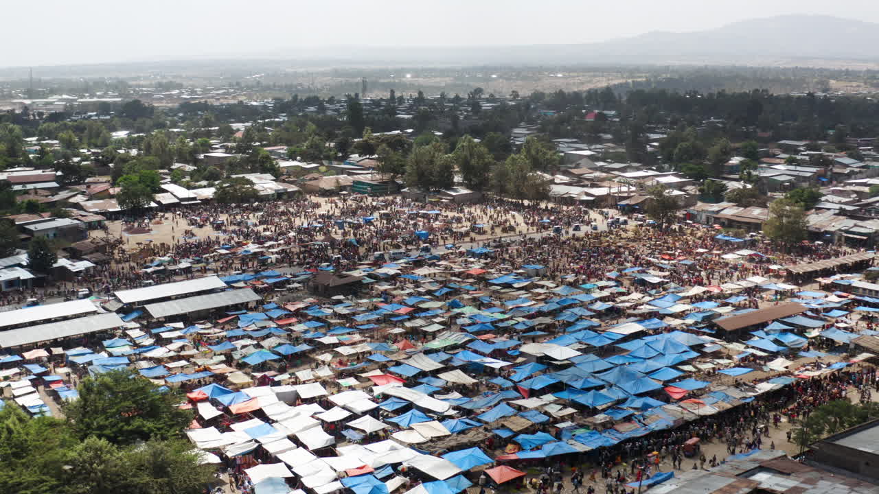 에티오피아 알라바 쿨리토(alaba kulito) 마을의 시장 노점에 대한 탁 트인 전망 - 드론 샷