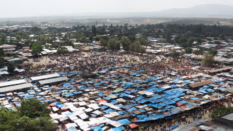 vista panorámica de los puestos de mercado en la ciudad de alaba kulito, etiopía - disparo de drones