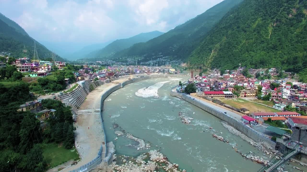 Hindistan'ın Uttarkashi şehrinde, ormanlar, dağlar ve tepelerle çevrili bir Uttarakhand kasabasının güzel bir doğa çekimi.