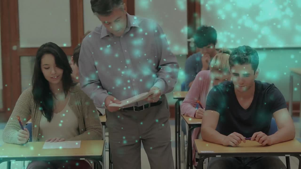 animación de puntos de luz sobre un maestro caucásico con estudiantes diversos durante el examen