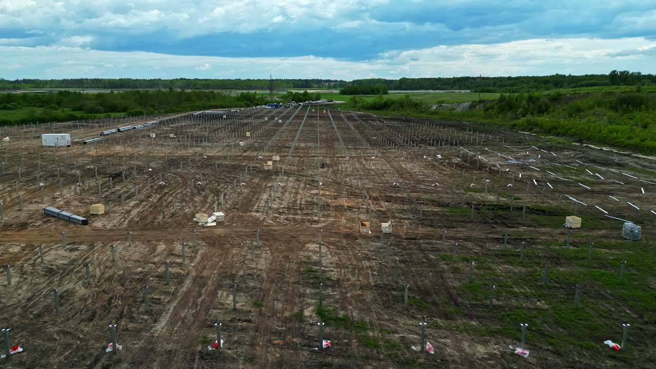 Construcción de una granja solar: Vista aérea de un proyecto de instalación de paneles solares