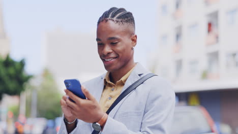 Teléfono,-Hombre-Negro-Feliz-Y-De-Ciudad-Escribiendo-Sms-Divertidos