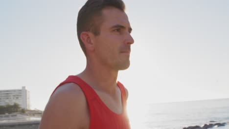 joven haciendo ejercicio junto al mar
