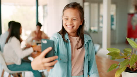 Selfie,-Frieden-Oder-Kinder-Und-Ein-Mädchen-In-Einem-Haus