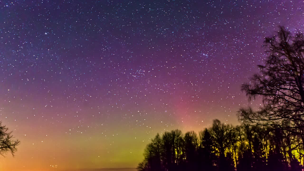 밤에 많은 별과 계곡에 있는 오로라 보레알리스의 빛나는 불빛으로 다채로운 하늘이 변하는 영화 같은 5k 시간 경과 - 하늘에서 날아가는 밝은 별
