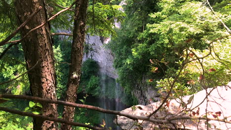 Majestätischer-Zeitlupenwasserfall-Im-Sommer