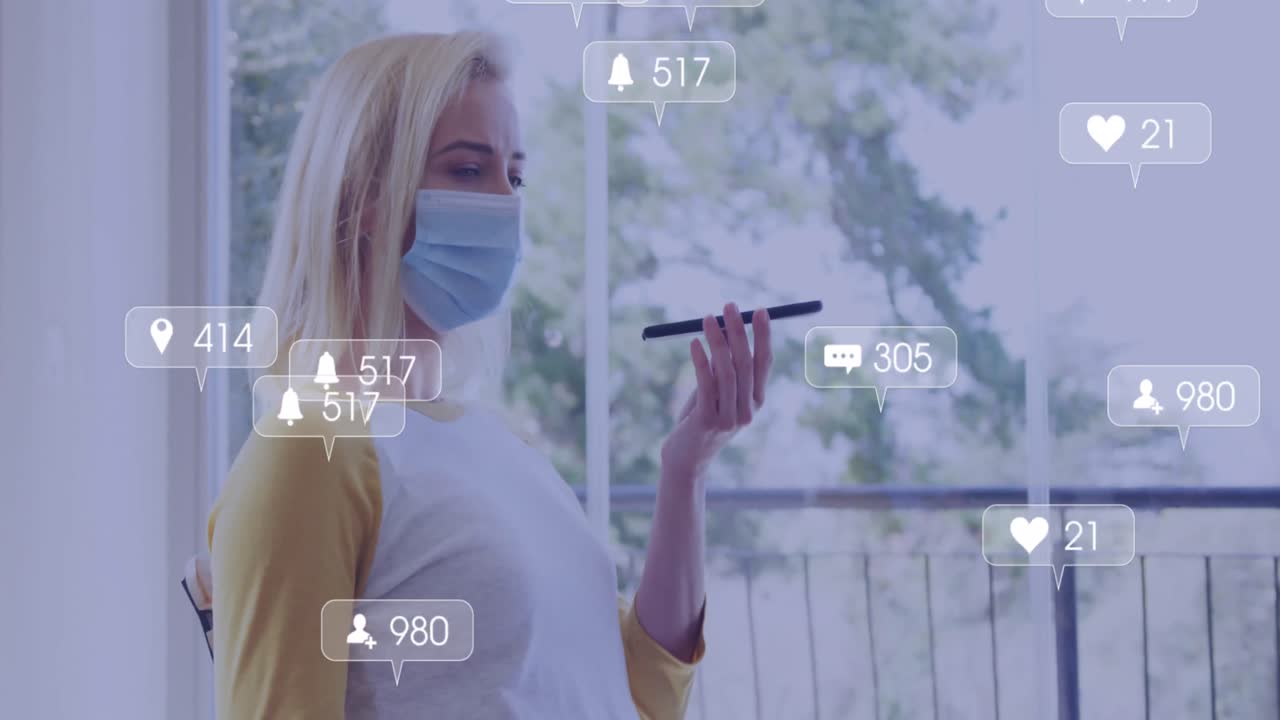 animación de iconos digitales sobre una mujer caucásica con máscara facial usando un teléfono inteligente en casa