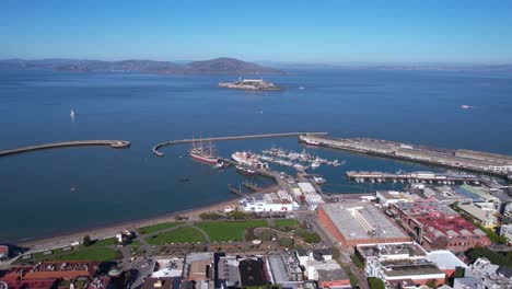 San-Francisco,-USA,-Luftaufnahme-Des-Hyde-Street-Pier-Mit-Historischen-Schiffen-Und-Der-Insel-Alcatraz-Im-Hintergrund