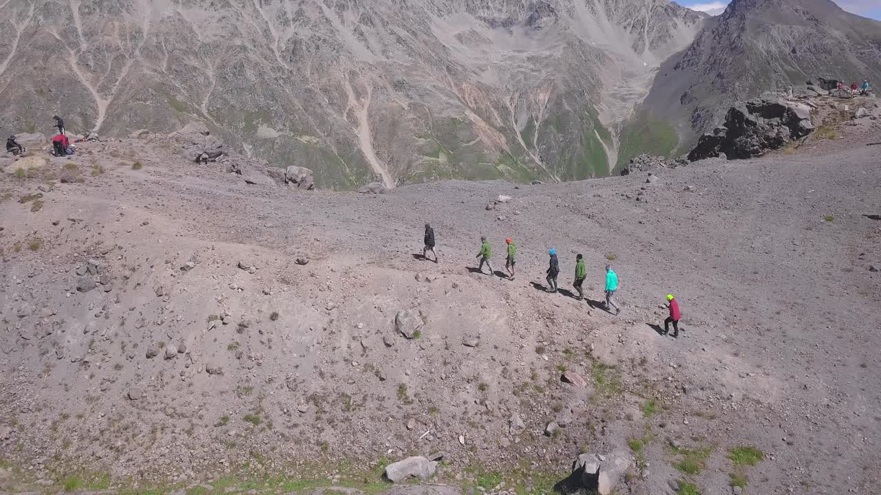 Escursionisti su un sentiero di montagna
