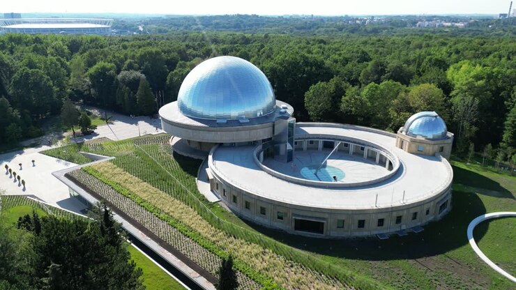 Observatório de estrelas com um relógio de sol durante um lindo dia de verão, cercado por vegetação exuberante sob um céu azul claro