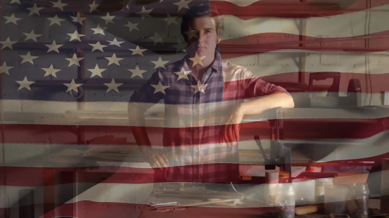 animación de la bandera estadounidense ondeando sobre el hombre en el fondo