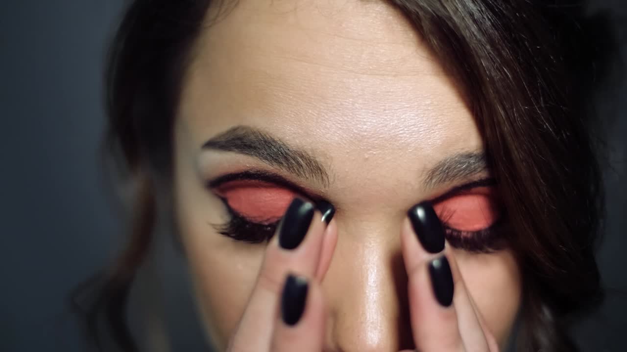 retrato de una mujer joven con las manos en posición de oración. retrato de una chica orando