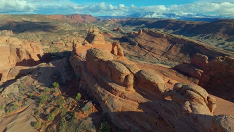 Gente-Llena-De-Gente-Visitando-El-Famoso-Parque-Nacional-Arches-En-Utah,-Estados-Unidos