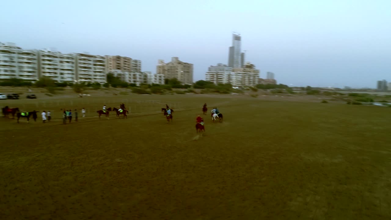 폴로에서 말을 통해 태클