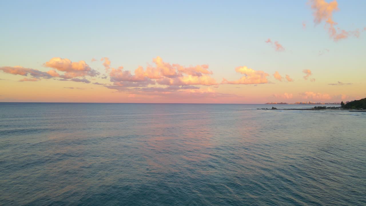 해질녘 호주 퀸즐랜드에 있는 팜 비치의 청록색 푸른 물의 파노라마
