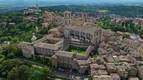 Antena-De-La-Ciudad-De-Borgo-Xx-Giugno-Y-El-Convento-De-San-Domenico-,-Perugia,-Provincia-De-Perugia,-Italia