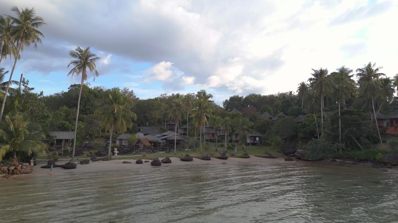 mujer en la playa a la hora de la tarde