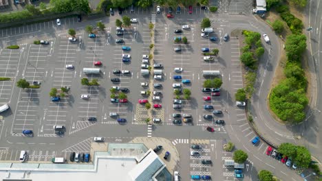 Drohnenaufnahmen,-Die-Rückwärts-über-Einem-Supermarktparkplatz-Fliegen