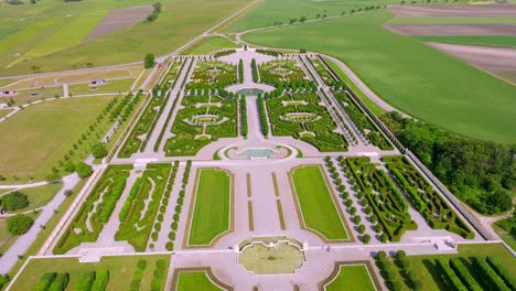 Impresionante-Paisaje-De-Jardín-Del-Palacio-Schloss-Hof-En-Marchfeld,-Austria