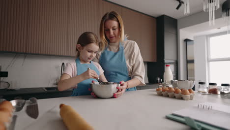 Clase-Magistral-De-Cocina-Para-Niños,-Mujeres-Adultas-Y-Niñas-Están-Mezclando-Ingredientes-En-Un-Recipiente-De-Metal