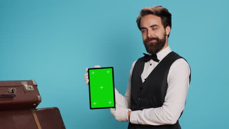 el botones presenta la tableta en el estudio.