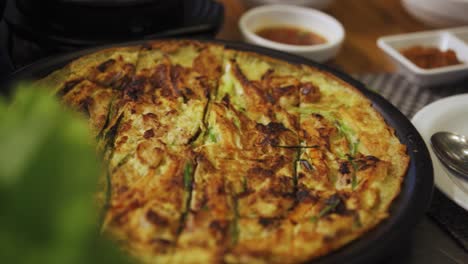 buchimgae - plato de panqueque coreano servido en la mesa en un restaurante coreano