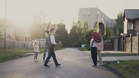 Schüler-Mit-Ihren-Müttern-Werden-Nach-Schulschluss-Im-Hof-Fotografiert