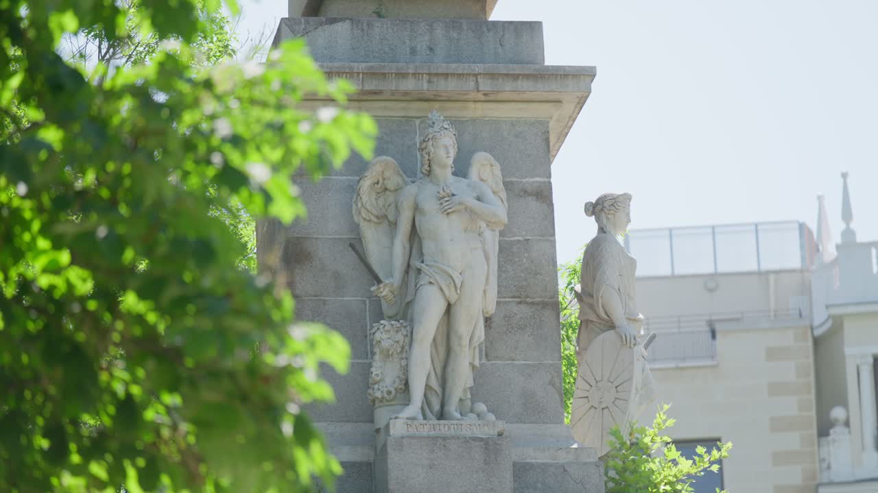 enfoque de los árboles exuberantes a las estatuas en madrid, españa