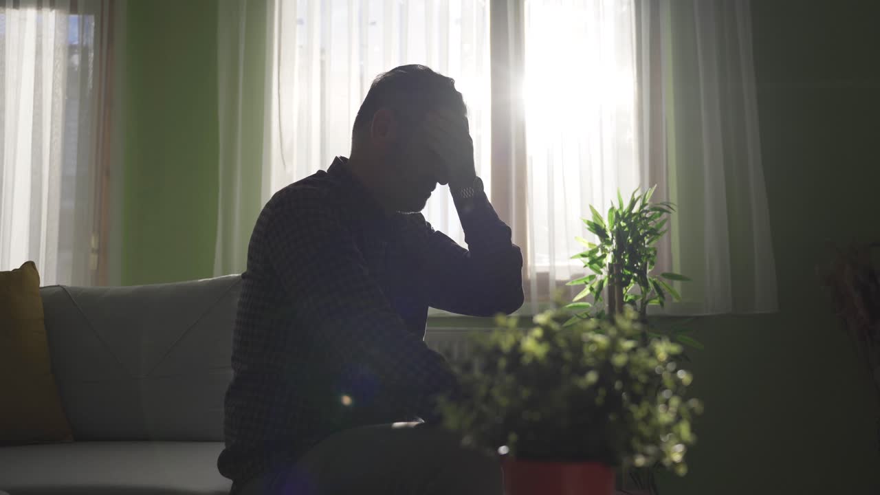 ⁇ 은이는 집에서 혼자고, 무력하고 슬프다.