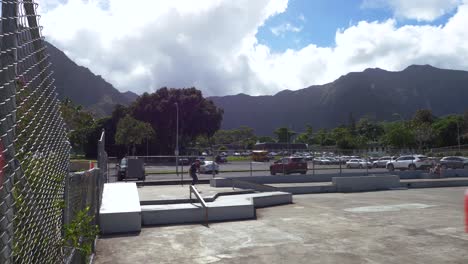 skatepark en hawaii con una hermosa vista de las montañas