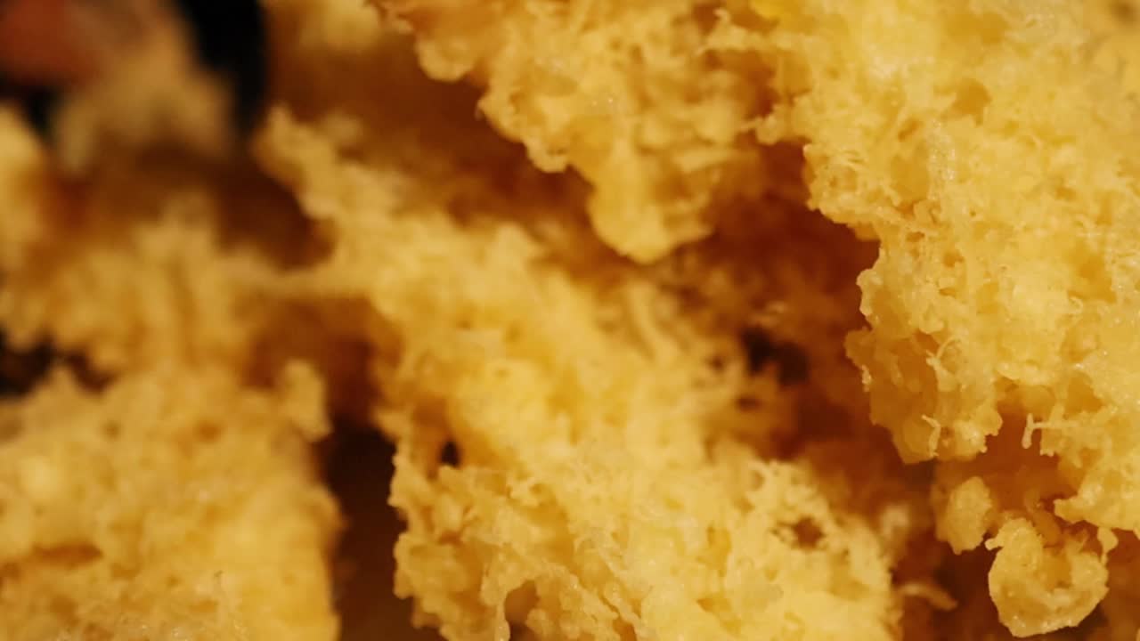 Makrobild som fokuserar på den intrikata och krispiga gyllene texturen av friterad tempurasmet