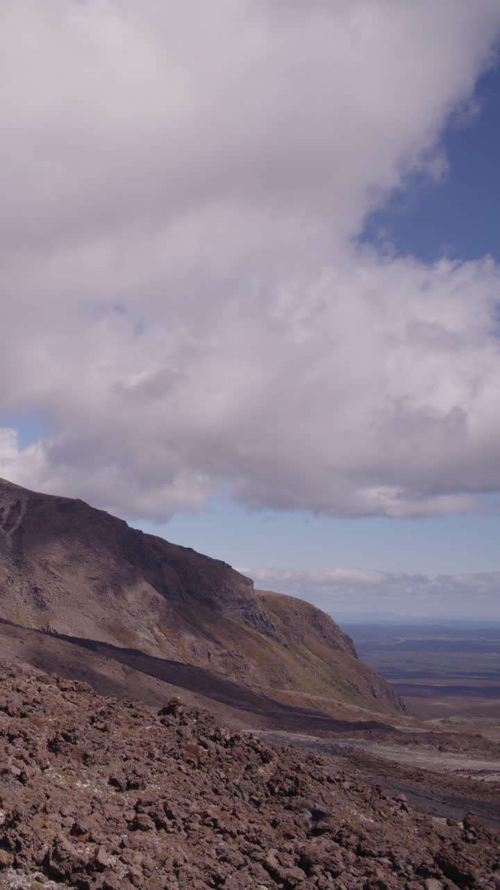Paesaggio montano vulcanico con nuvole