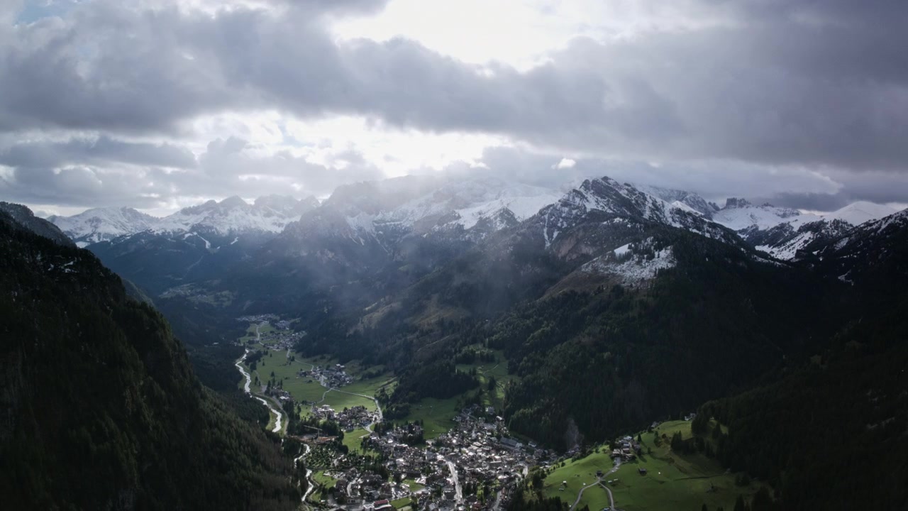 Timelapse di nuvole in rapido movimento e sole sopra le cime delle Dolomiti nel nord Italia