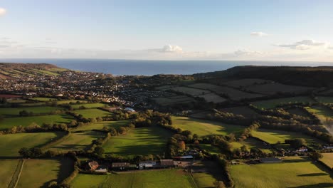 Luftaufnahme-Schwenken-Direkt-Vom-Firebeacon-Hill-Mit-Blick-Auf-Sidmouth-Und-Lyme-Bay-England-Uk