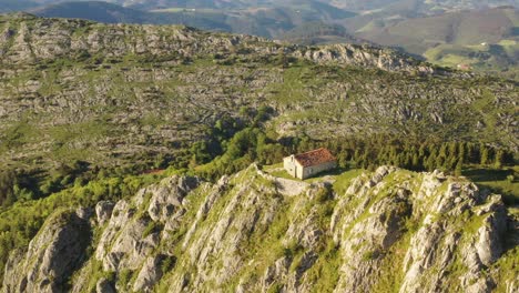 vista aérea de drones de la ermita de santa eufemia en la cima de una montaña en aulestia en el país vasco