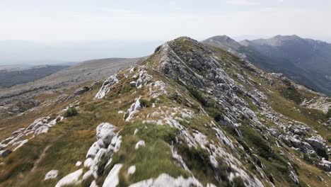 un pico maravilloso de una gran montaña