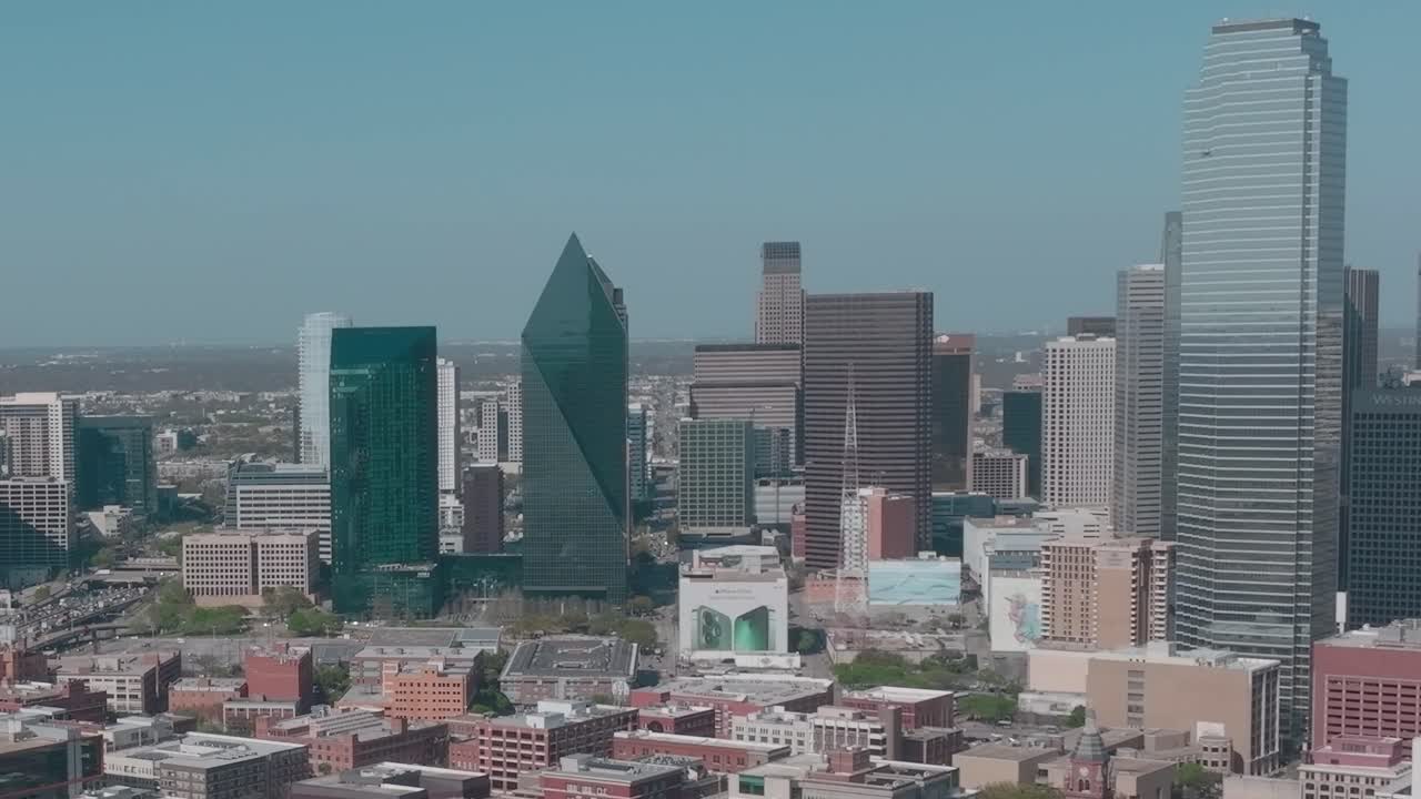 Blick auf die Innenstadt von Dallas von oben an einem klaren Tag