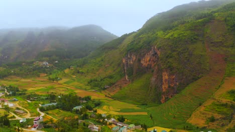 terrazas de arroz asentadas en las montañas nubladas que rodean la ciudad de dong van en el geoparque de la meseta kárstica de dong van
