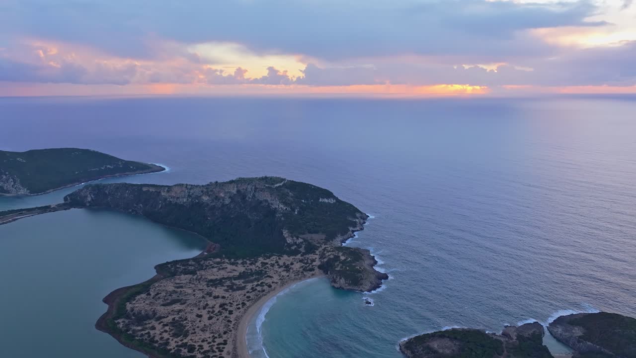 Veduta aerea di una costa mozzafiato e delle onde vicino alla spiaggia di Voidokilia.