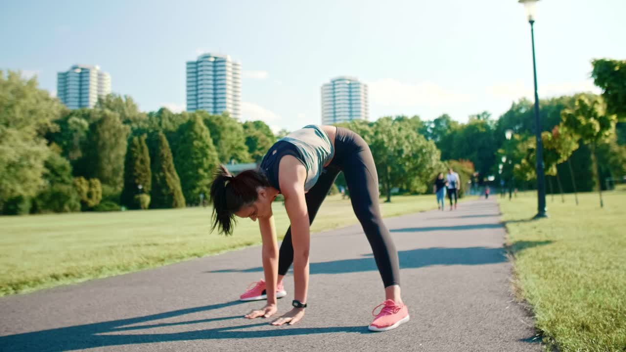 hermosa mujer calentándose antes del entrenamiento temprano en la mañana, katowice, polonia
