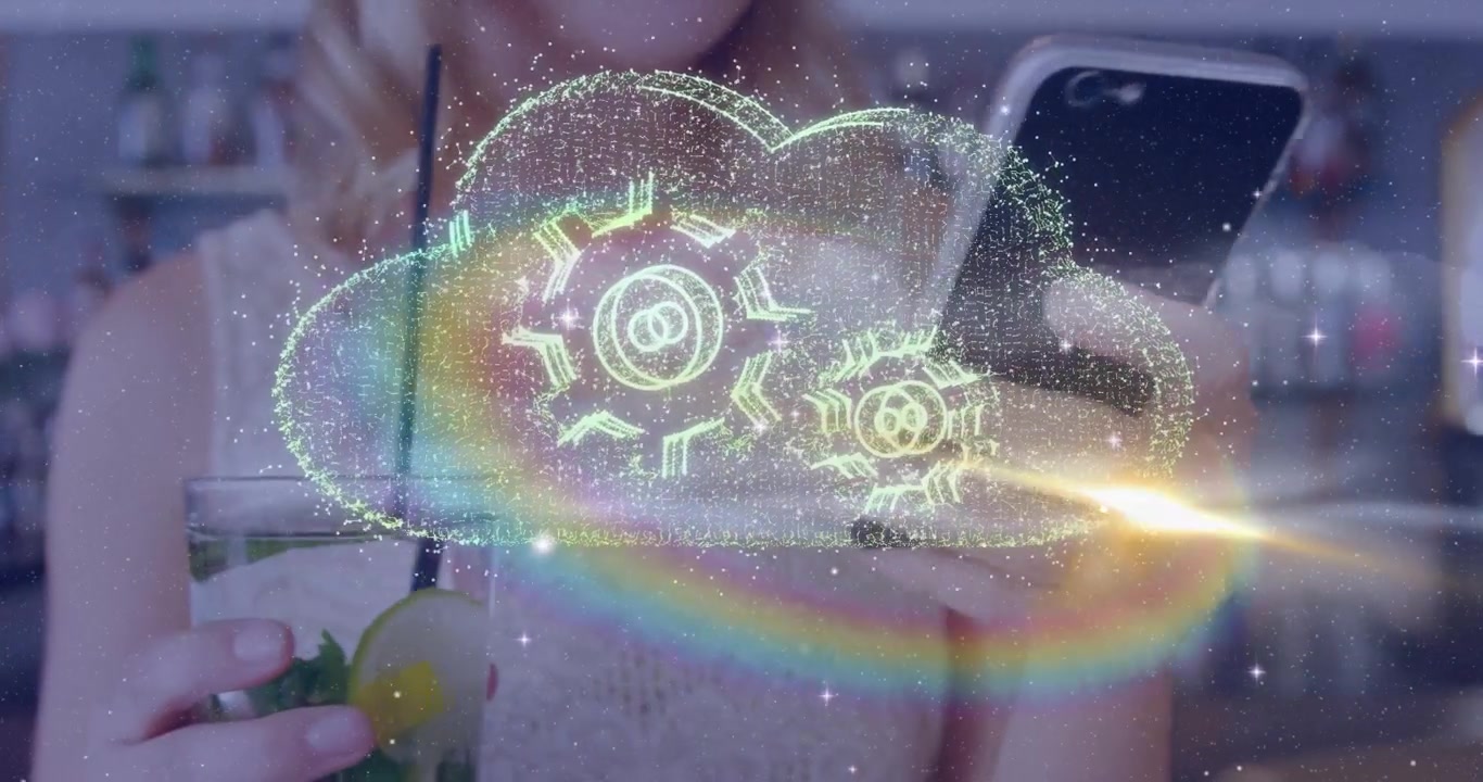 Mulher tocando no smartphone e segurando uma bebida, animando engrenagens de nuvem holográficas sobre o telefone para demonstração de tecnologia.