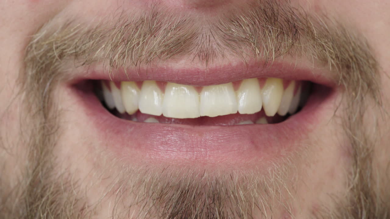 hombre de cerca boca sonriente feliz pelo facial barba dientes sanos concepto de salud dental