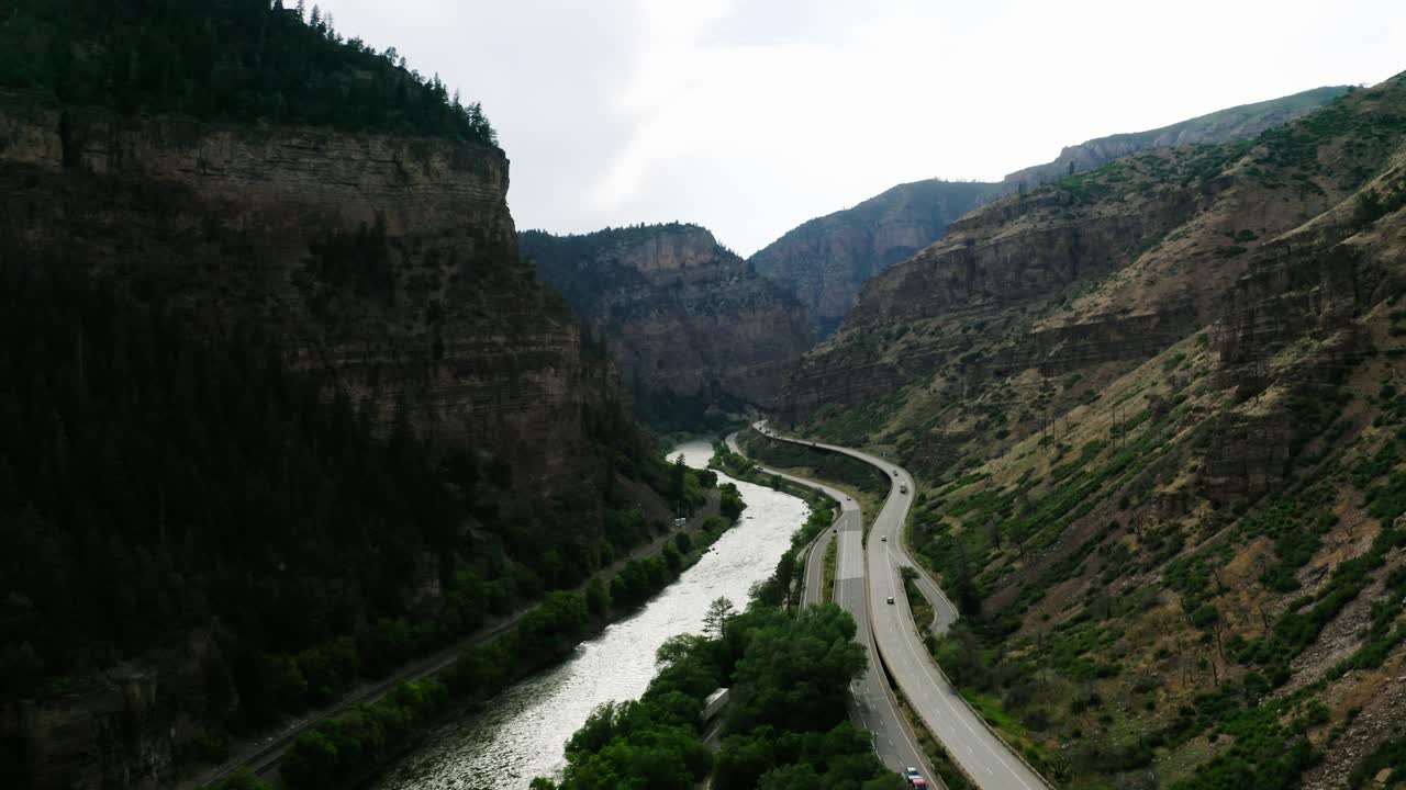 Oversiktsbilde av biler som kjører gjennom Glenwood Canyon i Rocky Mountains i Colorado.