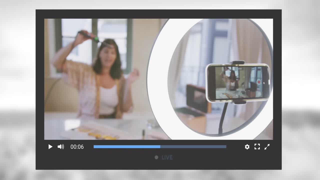 animación de la pantalla de las redes sociales sobre una mujer caucásica haciendo un video blog en casa