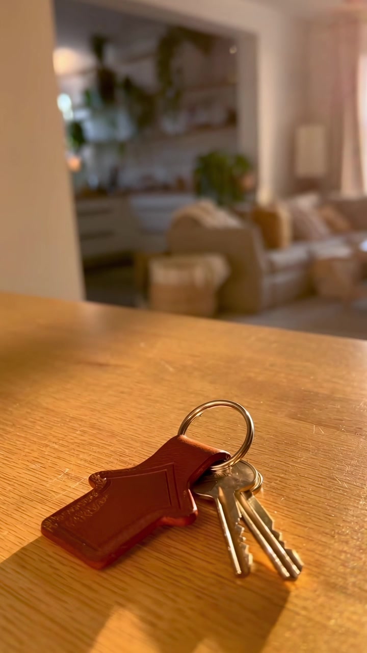 Persona che prende le chiavi di casa da un tavolo di legno