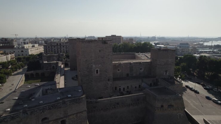 Drone aereo che vola verso il Castello di Houhenstaufen, Bari