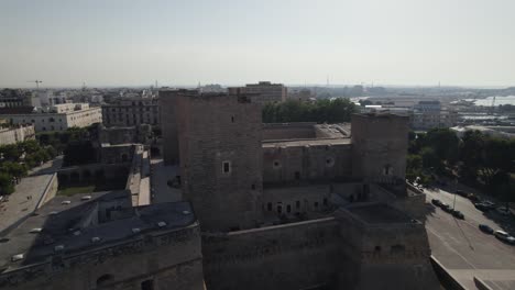 Luftdrohne-Fliegt-In-Richtung-Schloss-Houhenstaufen,-Bari