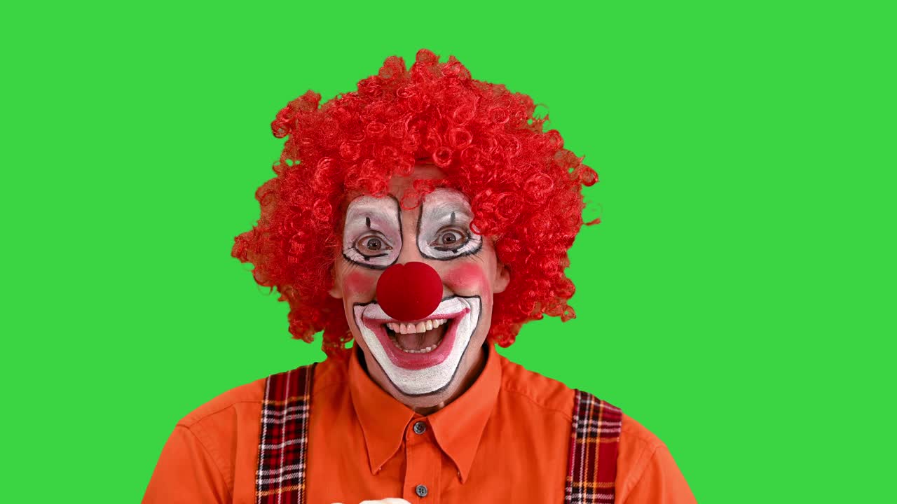 el payaso rojo es muy tímido frente a alguien en una pantalla verde, clave de croma